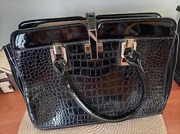 guess torbe crne: Elegantna ženska tašna – crni lak sa kroko teksturom - Materijal: lak — 1