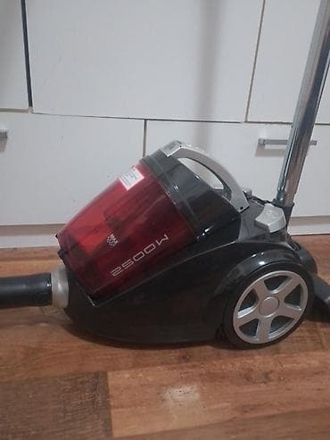 Usisivac DIRT DEVIL je potpuno ispravan, u odlicnom stanju sa sitnim