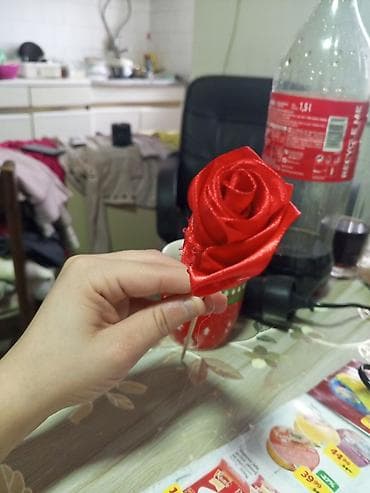 garnitura za sedenje: Ručno rađena ruža od satenske trake - Materijal: glatka, sjajna — 1