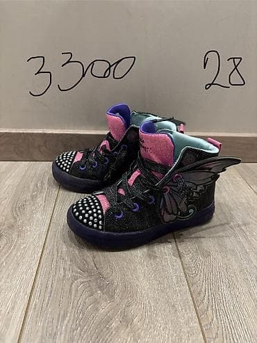 Skechers patike broj 28,svetle i kada se predje stapicem preko krila