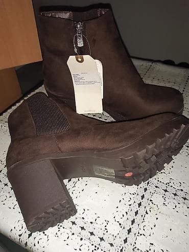 gumene cizme radne: Ženske čizme do članka, braon boje, sa debljom potpeticom. - — 2