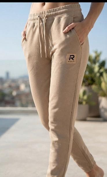 Bež ženske trenerke – Regular Fit - Boja: bež (camel/peščana) - Kroj