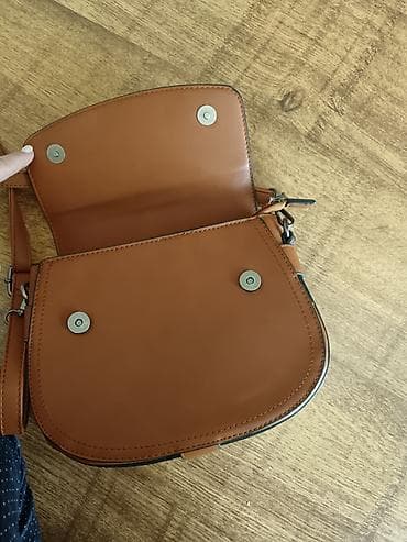 Lighters and accessories: Ženska torba preko ramena – karamel braon sa detaljima imitacije — 3