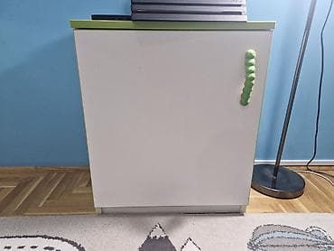 Beli ormarić sa jednom vratnicom i policom dimenzija: v 61,5cm; š 52