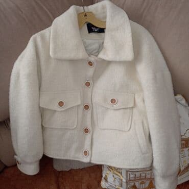 Skafanderi: Bela ženska jakna kratkog kroja sa dugmadima, veličine L. Jakna ima — 1