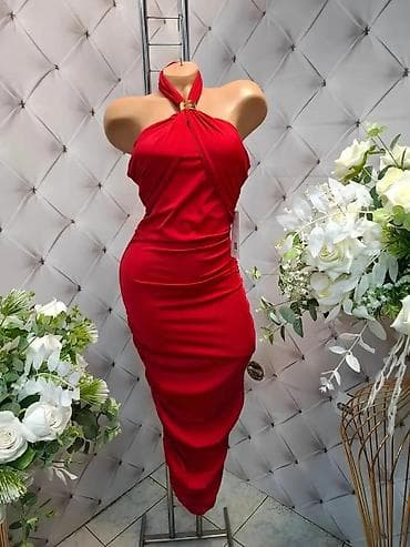 haljina oko vrata: Elegantna haljina sa halter vezivanjem i ukrasnim prstenom - Model — 3