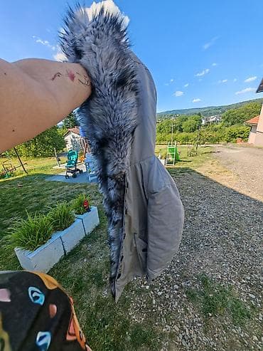 žute jakne: Jakna ima oštećenje na krznu, rašiven šav — 2