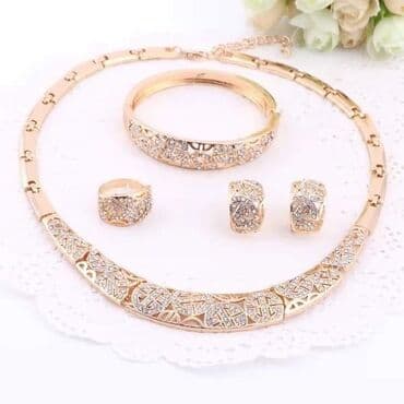 srebrni komplet nakita: Komplet pozlata 24K sa kutijom
Cena:2700din — 4