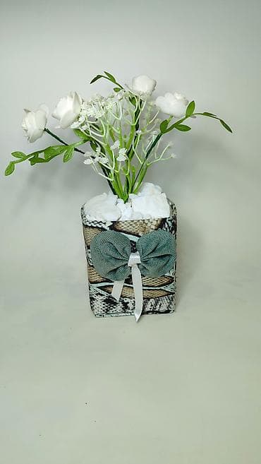 Kućni dekor: Dekorativna aranžmanska saksija sa veštačkim belim ružama - Elegantna — 1