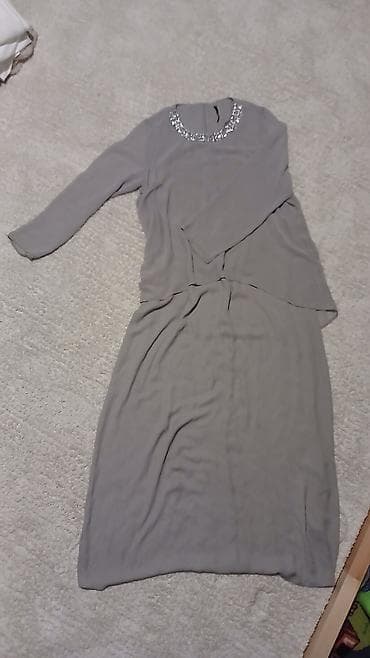 Elegantna siva haljina sa dugim rukavima i ukrasnim kristalima oko