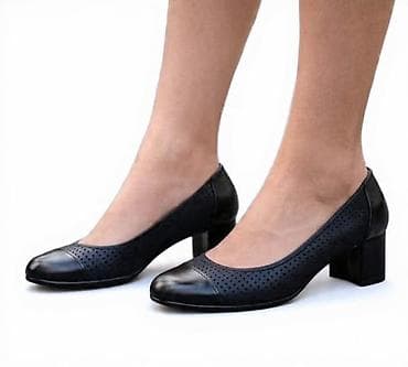 Crne ženske salonke sa stabilnom blok potpeticom srednje visine. -