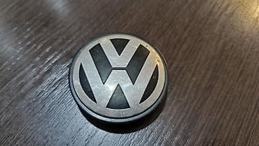 tecna guma: Orginal VW nije kopija. jedna zabica je naprsla ali ne spada sa felne — 1