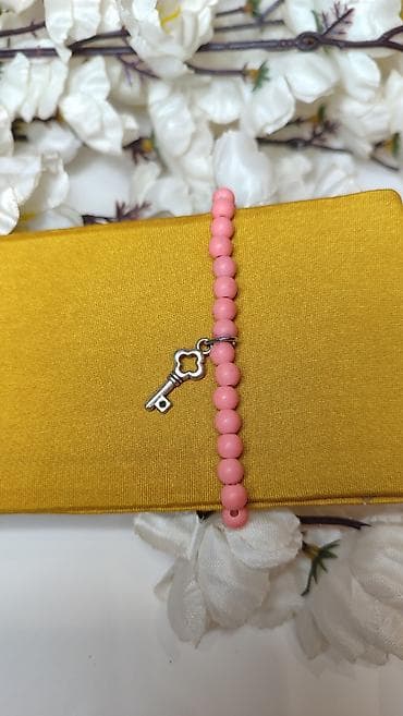 dzepni sat cena: Narukvica sa perlama i priveškom ključa - Delikatna narukvica od — 4