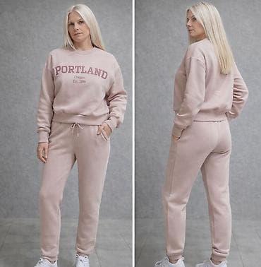 Komplet trenerke u nežnoj bež boji sa natpisom "PORTLAND". Gornji deo
