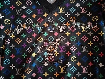 Dukserica sa dugim rukavima, crna osnova, celoprekrivena šarenim