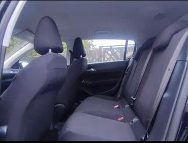 lidl kompresor za vazduh: Crni Peugeot 308, kompaktan automobil pogodan za gradsku vožnju i duža — 5