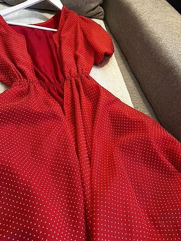 Haljine: Crvena haljina na tufnice - Model: midi dužina sa širokom, lepršavom — 3