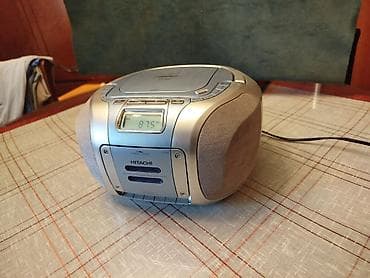 skretnica za bas: Hitachi radiokasetofon. Nema antenu inace radi, malo ga zeza dugme za — 8