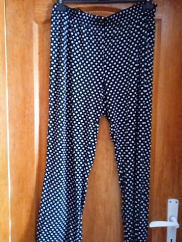 Ženske pantalone na tufne - Model: dugačke, ravne nogavice - Dizajn