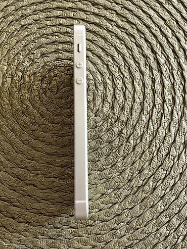 lil solid 2.0 crveno svjetlo: Iphone SE 2016 beli sa 64 gb memorije, otključan za sve mreže. Telefon — 3