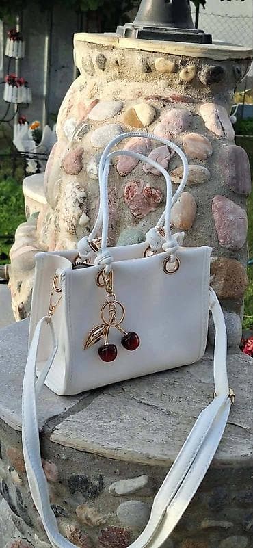 mona mala crna torba: Ženska torba sa visećim privezakom trešanja - Model: mini/compact — 3