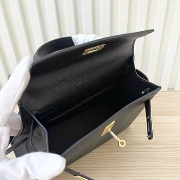 kais za struk: Elegantna crna ručna torba od zrnaste kože, klasičnog trapezastog — 2