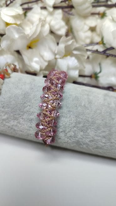 Ručno pletena narukvica sa kristalnim perlama - Dizajn: pletena