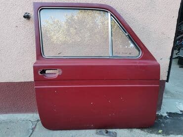 desno krilo golf 4: Vrata desna Lada 2121 Niva. U crvenoj boji. Polovna, zdrava. Skinuta — 1