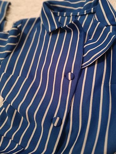 beograd haljine svecane: Dvodijelni komplet sa prugama – bluza i suknja - Boja: kobalt plava — 3