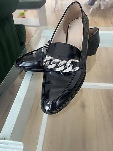 sandale nine west: Ženske crne mokasine sa dekorativnim srebrnim lancem - Model — 1