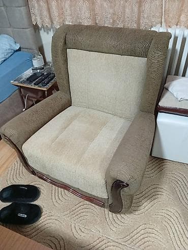 mazer drvo: Fotelja sa širokim sedištem i visokim naslonom, klasičnog dizajna. - — 1