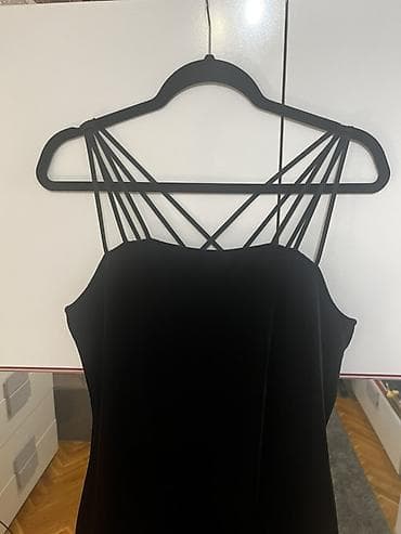 Elegantna crna haljina od somota - Kroj: uska, duga silueta (midi do