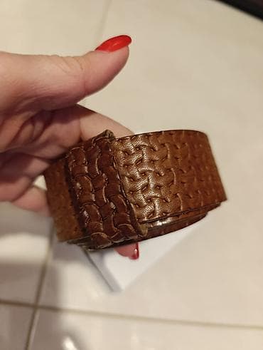 mona black friday: Mona kožni kaiš – braon, reljefni uzorak, masivna kopča - Materijal — 2