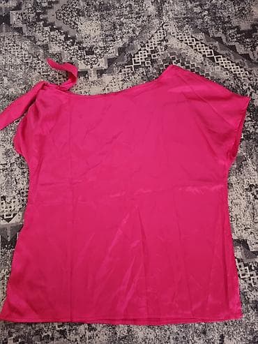 Ženska asimetrična bluza bez bretele u jarko roze (fuksija) boji. -