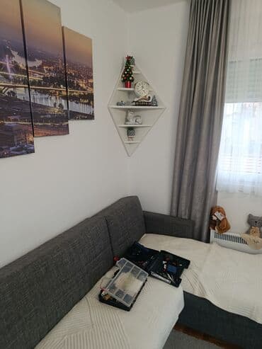 Polica 26 Materijal: Univer debljine 18mm u belom dekoru. Dimenzije — 3