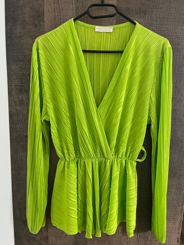 Women's Clothing: Vrlo efektna, strukirana zelena bluza sa pojasom. Prijatan i mekan — 1