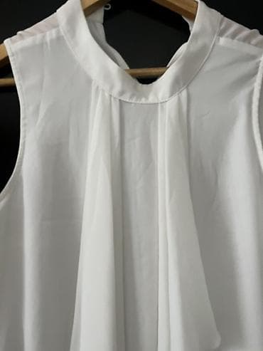 elegantna bluza: Bela ženska bezrukavna bluza od laganog, lepršavog materijala. Dizajn — 2