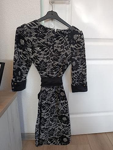 Elegantna crna haljina sa belim floralnim dezenom - Kroj: struk