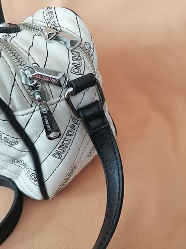 lakovane tasne: DUKI DASO manja tasna sa printom loga. Ima dve pregrade pa je vrlo — 8