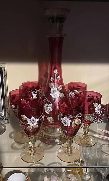 Ručno oslikan kristalni set za liker/vino – rubin crveno staklo sa