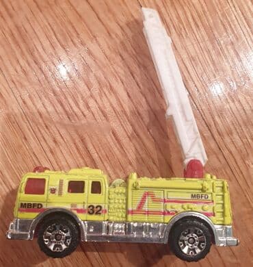 mala sirena igracka: Matchbox Mattel vatrogasci 2004 vatrogasni kamion - fire ladder truck — 2