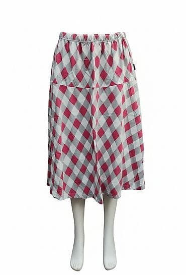 Ova midi suknja u kariranom dezenu nudi udoban kroj sa elastičnim