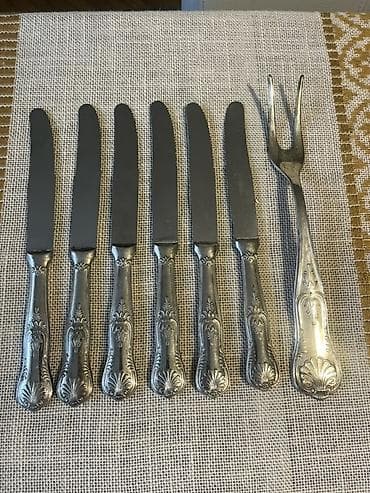 Set dekorativnih noževa sa viljuškom za serviranje posrebren ima neki