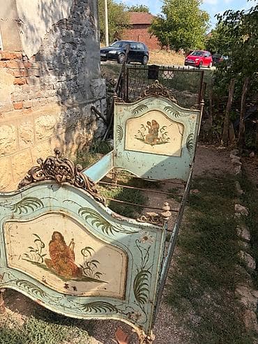 Prelep starinski krevet sa originalnim dekorativnim oslikavanjem i