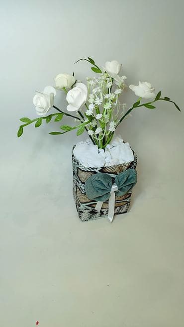 Kućni dekor: Dekorativna aranžmanska saksija sa veštačkim belim ružama - Elegantna — 2