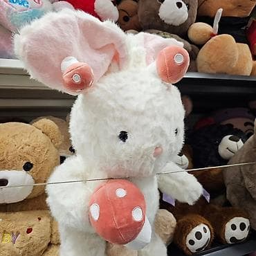 Beli zec sa dugim ušima koje imaju ukrase u obliku pečurki i veliku — 3