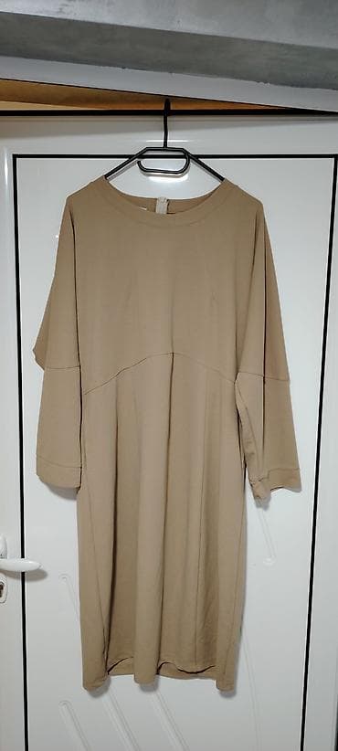 Bež haljina ravnog, opuštenog kroja. - Materijal: mekana, elastična