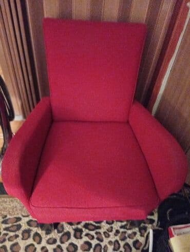 Crvena tapacirana fotelja. žičani jezgro .prana i jednom presvučena — 2