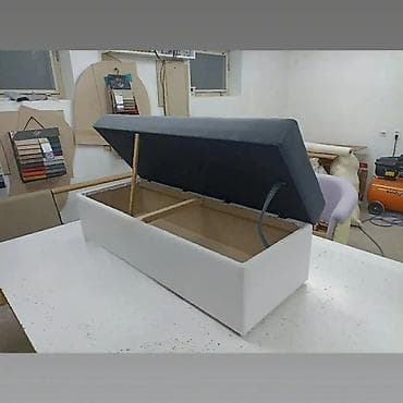 Postolja za stolove: Tapacirana klupa sa preklopnim sedištem i kutijom za odlaganje. - — 2