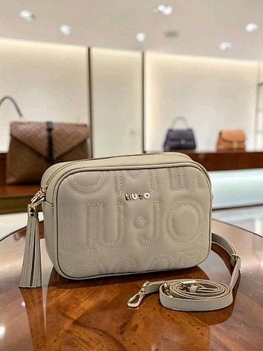 liu jo crna torba: Liu Jo crossbody torba – model sa reljefnim monogramom - Kompaktna — 7